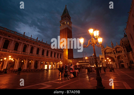 Allumé La Basilique Saint-Marc et le Campanile, clocher, à Venise, Italie, Europe Banque D'Images