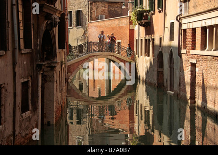 Un pont se reflète dans un canal à Venise, Italie, Europe Banque D'Images