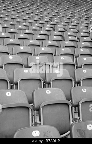 Des rangées et des rangées de sièges vides dans un stade de football Banque D'Images