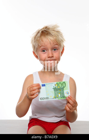 Cheeky Boy holding a à 100 euro bill Banque D'Images