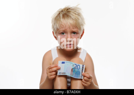 Boy holding a 20 euro bill Banque D'Images