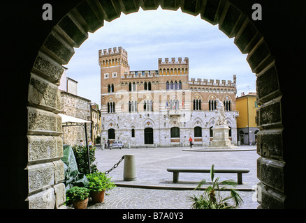 Palazzo della Provincia, Léopold II, la Piazza Dante Alighieri, Grosseto, Toscane, Italie, Europe Banque D'Images