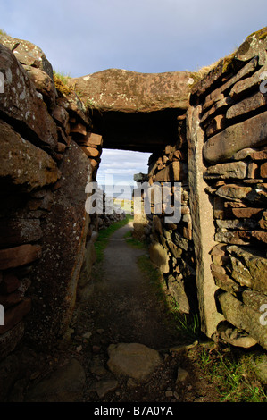 Détail de la pierre à l'entrée étroite d'un Picte Tower ou broch à Dunrobin près de Golspie Sutherland le nord de l'Ecosse UK Banque D'Images