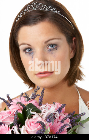 Bride Holding Bouquet et de pleurer Banque D'Images