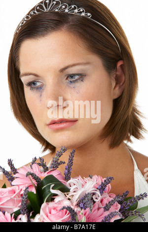 Bride Holding Bouquet et de pleurer Banque D'Images