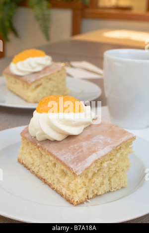 Gâteau limonade avec de la crème, mandarine, tasse de café Banque D'Images