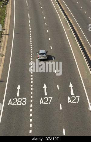 Un seul véhicule sur l'A27 double-chaussée à Shoreham-By-Sea dans le West Sussex. Banque D'Images