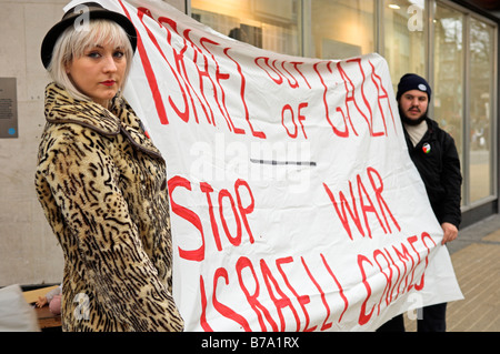 Les manifestants contre les attaques israéliennes sur Gaza holding sign in Bristol UK 18 Janvier 2009 Banque D'Images