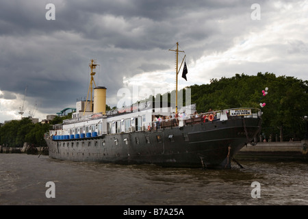 Une grande partie de bateau sur la Tamise à Londres Banque D'Images