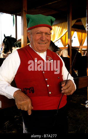 Un Portugais campino - un berger habillé en tenue traditionnelle - en dehors d'une stable à la Golegã horse festival au Portugal Banque D'Images