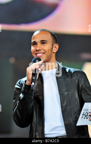 Lewis Hamilton s'adresse à la foule à un événement de collecte de fonds à Londres Banque D'Images