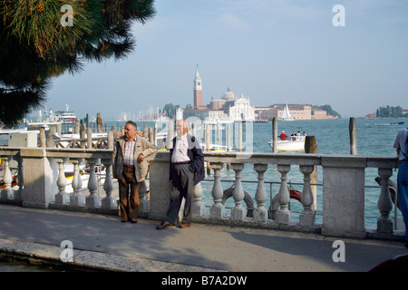 Les hommes de regarder et de parler au monde passe, près de San Marco, Venise, Italie Banque D'Images