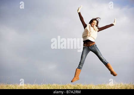 Jeune femme sautant dans l'air Banque D'Images