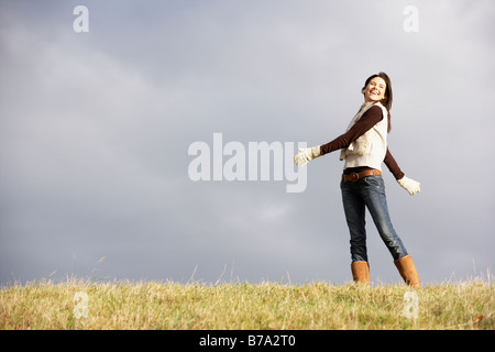 Young Woman Standing In Park Banque D'Images