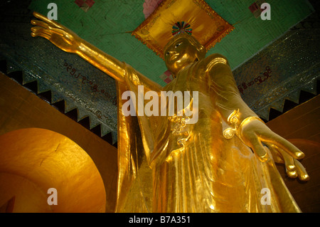 Grande statue de Bouddha en or avec bras outstreched et montre de l'index, de culte sur la colline de Mandalay, Birmanie, Birmanie, Myanmar, S Banque D'Images