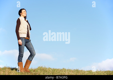 Young Woman Standing In Park Banque D'Images