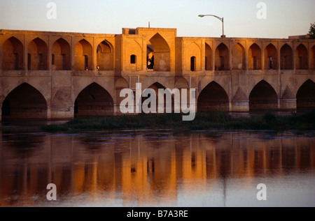 Esfahan Iran Pol-e-Si-O-Seh pont de 33 arches construit en 1602 au coucher du soleil sur la rivière Rud Zayande Banque D'Images