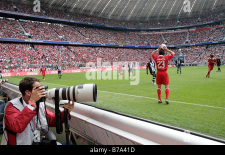 Photographe à un FC Bayern Munich match de football dans l'Allianz-Arena, 27.08.2005, Munich, Bavière, Allemagne Banque D'Images