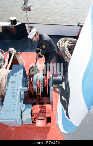 Agent de police patrouille portuaire, Waserschutzpolizei l'inspection de la chaîne d'ancre du navire à moteur produits tadtprozelten «' sur le Rhin Banque D'Images