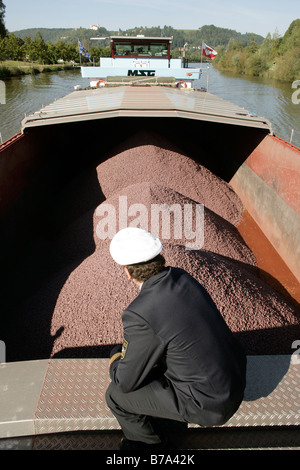 Agent de police patrouille portuaire, Waserschutzpolizei l'inspection de la zone de stockage chargés de minerai de fer du navire à moteur produits 'St Banque D'Images