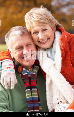 Portrait of Senior Couple Hugging Banque D'Images