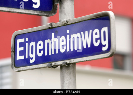 Image symbolique pour la construction d'une maison, maison, road sign reading Eigenheimweg à Regensburg, Bavière, Allemagne, Europe Banque D'Images