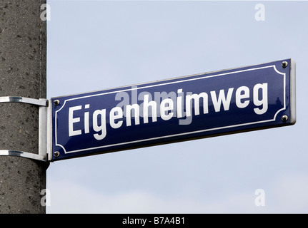 Image symbolique pour la construction d'une maison, maison, road sign reading Eigenheimweg à Regensburg, Bavière, Allemagne, Europe Banque D'Images