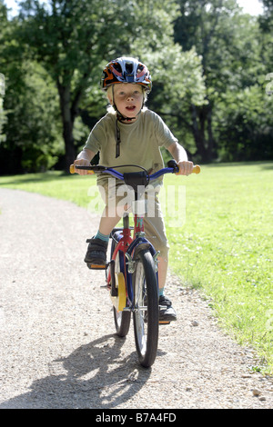 Boy riding une aire de location à Landshut, Bavaria, Germany, Europe Banque D'Images