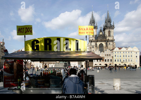 Snack-stall sur la place de la vieille ville et l'église Tyn à Prague, République Tchèque, Europe Banque D'Images