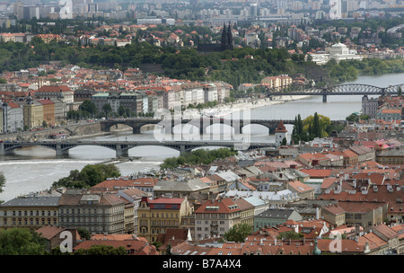 Vue sur la ville et les ponts traversant la rivière Moldau, Prague, République Tchèque, Europe Banque D'Images