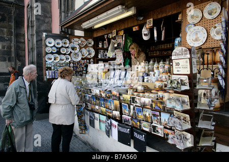 Boutique de souvenirs à côté de l'Hôtel de Ville sur l'Altstaedter Altstaedter Ring à Prague, République Tchèque, Europe Banque D'Images