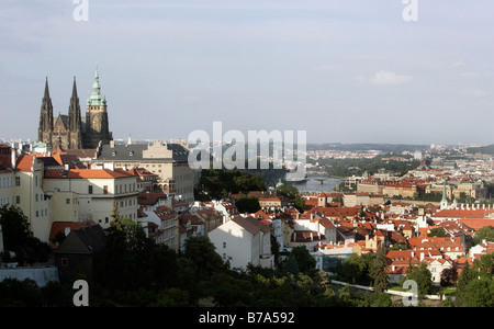 Vue sur le château de Prague, Hradcany ou quartier du château, la cathédrale Saint-Guy, et de la ville de Prague, République tchèque, Euro Banque D'Images