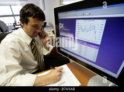 Partager négociant, courtier, agent de change, change courtier à la Bourse de Prague ou PSE L'achat et la vente de stocks dans Prague, CZE Banque D'Images