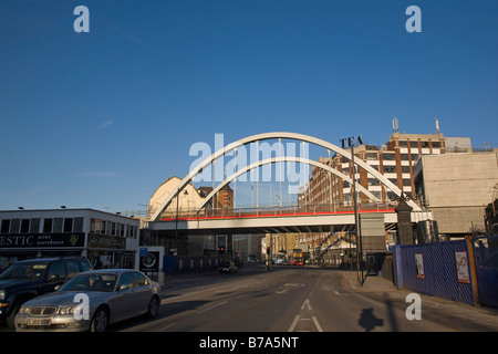 Nouveau pont ferroviaire de la ligne de l'Est de Londres dans l'East London Shoreditch Banque D'Images