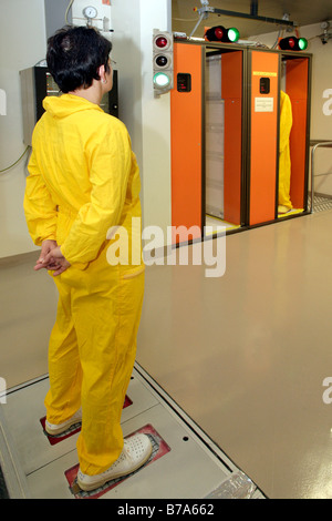 Centrale nucléaire d'Isar EON II, le contrôle de la radioactivité à la sortie du bâtiment réacteur, Essenbach, Bavaria, Germany, Europe Banque D'Images