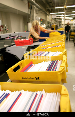 Employé de la Deutsche Post AG, Deutsche Post, travailler sur une machine qui trie les lettres dans le bon ordre selon ro Banque D'Images