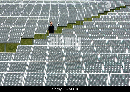 Doug technicien Felmann du Powerlight Company au travail entre les modules photovoltaïques de la plus importante en ce moment photovoltai Banque D'Images