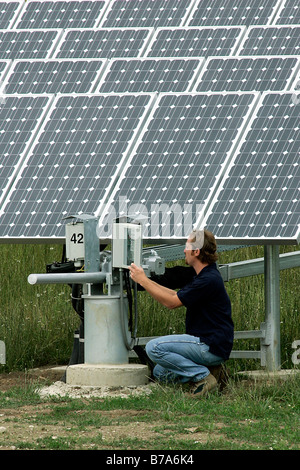 Doug technicien Felmann du Powerlight Company au travail entre les modules photovoltaïques de la plus importante en ce moment photovoltai Banque D'Images