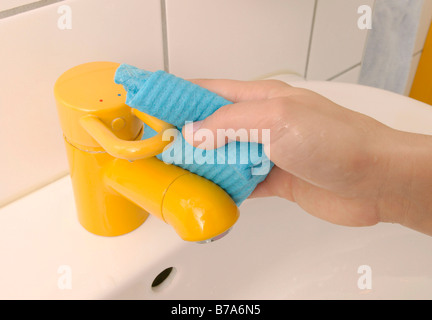 Nettoyage à la main d'un lavabo Banque D'Images