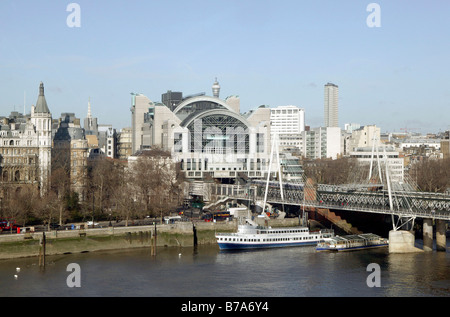 Le trafic maritime sur la Tamise, la gare de Charing Cross et Jubilee Bridge à Londres, Angleterre, Grande-Bretagne, Europe Banque D'Images