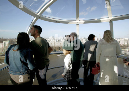 Les touristes dans une gélule de la roue du millénaire à Londres, Angleterre, Grande-Bretagne, Europe Banque D'Images