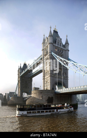 Le Tower Bridge et un bateau sur la Tamise à Londres, Angleterre, Grande-Bretagne, Europe Banque D'Images