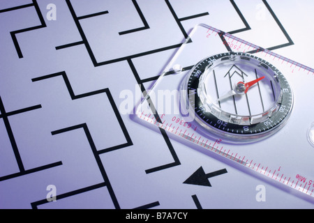 Boussole sur le labyrinthe Banque D'Images
