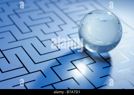 Globe de cristal sur maze Banque D'Images
