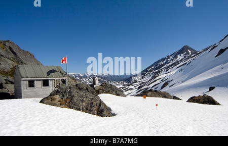 Abri L'alpiniste au sommet, drapeau canadien, le col Chilkoot/Trail, l'or du Klondike, en Colombie-Britannique (C.-B.), Canada, un du Nord Banque D'Images