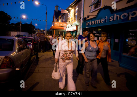 Lisdoonvarna Matchmaking festival. Festivaliers sur la rue principale de nuit. Banque D'Images