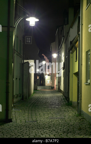 Bâtiment historique sur une ruelle pavée dans le centre historique de nuit, Weiden dans le Haut-Palatinat, Bavaria, Germany, Europe Banque D'Images