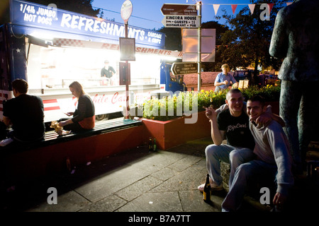 Lisdoonvarna Matchmaking festival. Festivaliers sur la place principale de nuit. Banque D'Images