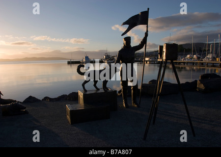 Silhouette de la statue de l'Antarctique photographe Frank Hurley, Victoria Dock, Hobart, Tasmanie, Australie Banque D'Images