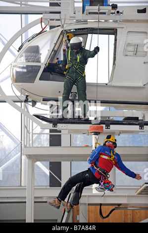 Dans un exercice de sauvetage de simulateur d'hélicoptère de sauvetage en montagne le centre de services pour la sécurité et la formation de Bad Toelz, Bavière, Allemagne Banque D'Images